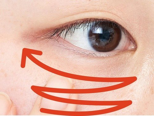オレンジコンシーラーを下から上にギザギザと塗る オレンジコンシーラーおすすめ イメージ