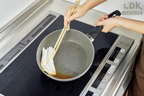 フライパンに残った油の吸収もできる キッチンペーパーおすすめ イメージ