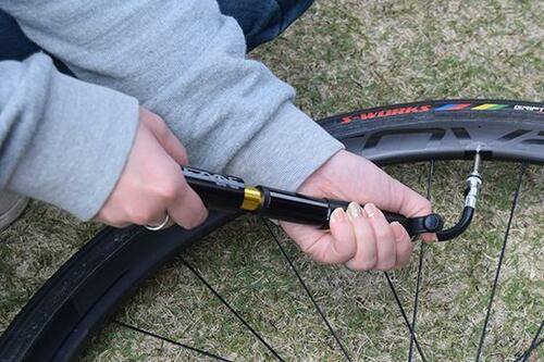 9位: ホースで仏式・米式両対応のLezyne「POCKET DRIVE」 自転車の空気入れおすすめ イメージ3