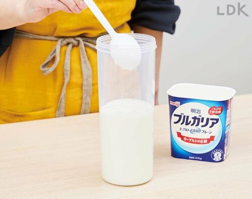 2:ヨーグルトを加えてよく混ぜる ヨーグルトメーカーの新製品レビューおすすめ イメージ