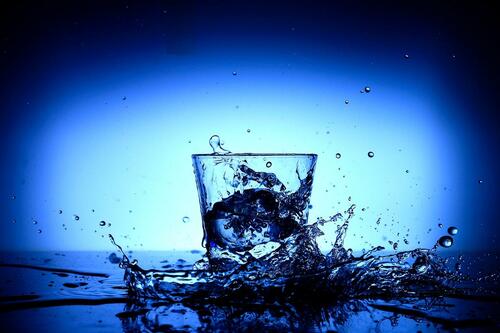 コップに入ったきれいな水
