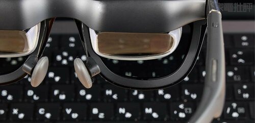 メガネの隙間からキーボードを確認できます XRグラスおすすめ イメージ