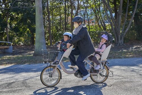 走行時は子どもも親もヘルメットを着用! 電動アシスト自転車おすすめ イメージ
