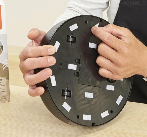 マジックテープを底面に貼り付ける ダイソーのロボット掃除機おすすめ イメージ