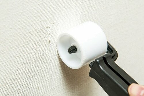 ②壁紙のはがれを密着！これ一つでOKな補修セット イメージ