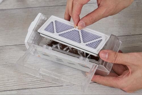 DJI ROMO Pのダストボックスを開ける様子