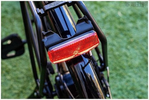 【パーツ】ギアとブレーキは信頼のシマノ製。バッテリー連動の前後ライトも付属 e-bikeおすすめ イメージ3