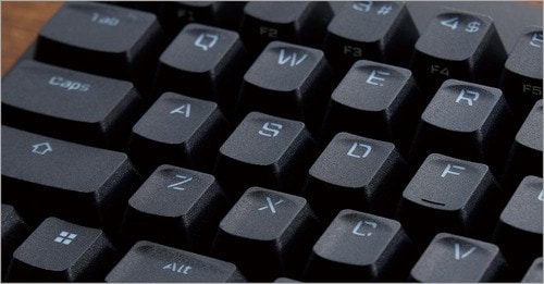 キートップが指に食いつく。よく見ると列で形状が異なる ゲーミングキーボードおすすめ イメージ