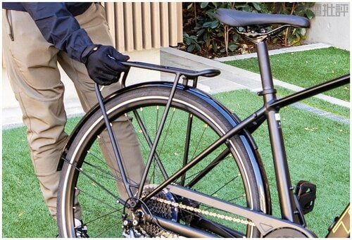 【装備】前後の泥除けとチェーンカバーを標準装備・雨上がりでもスーツを汚さない e-bikeおすすめ イメージ