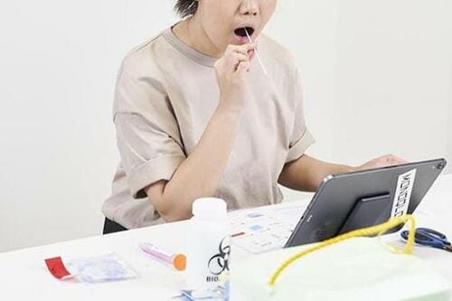 採取：オンラインで医師の指示通りに咽頭採取 イメージ2