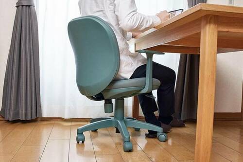 イトーキ サリダ ワントーンチェアに座っている男性の画像