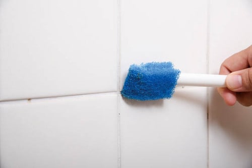 ③カビをこするたびに本体が削れていくカビ取りスティック イメージ2