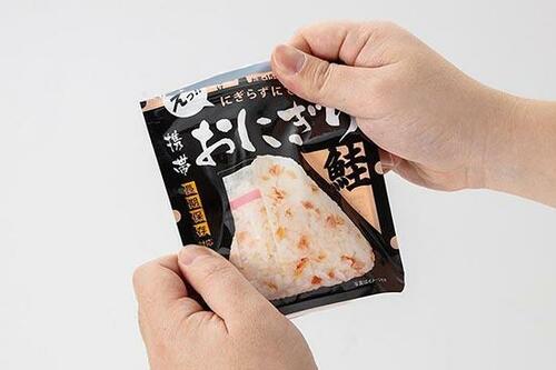 携帯おにぎりを作っているところ