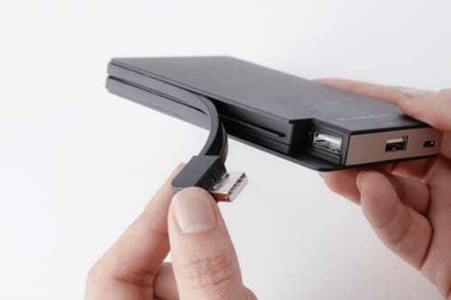 「ケーブル忘れ」がなくなる！ 2台充電も可能なケーブル一体型 イメージ