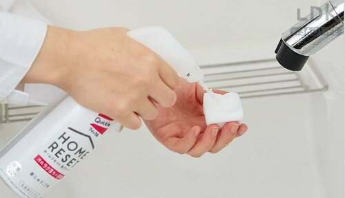 ウエットシートで落ちないドアの汚れにはメラミンスポンジ イメージ