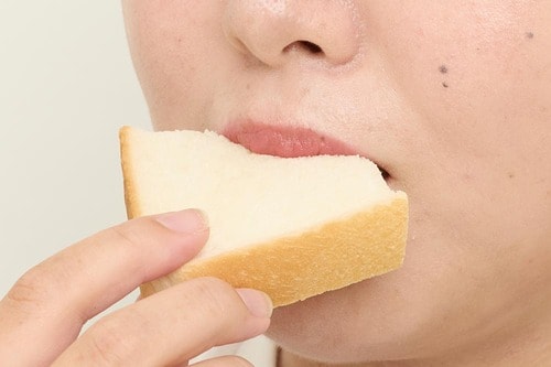 パンをかじってリップの落ち具合を確認 ピンクリップおすすめ イメージ