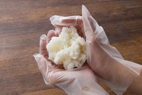 条件3:空気を入れるように握っている おにぎり専門店おすすめ イメージ