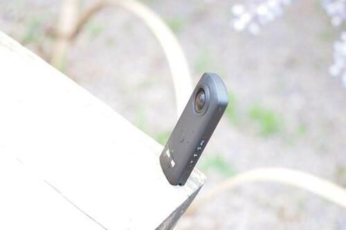 自撮りのコツは床置きにあり！ イメージ