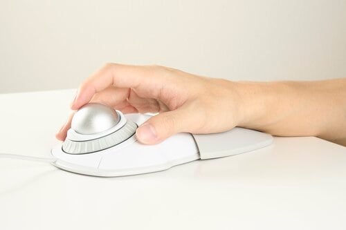 独特な形状で使いこなすには慣れが必要 トラックボールマウスおすすめ イメージ