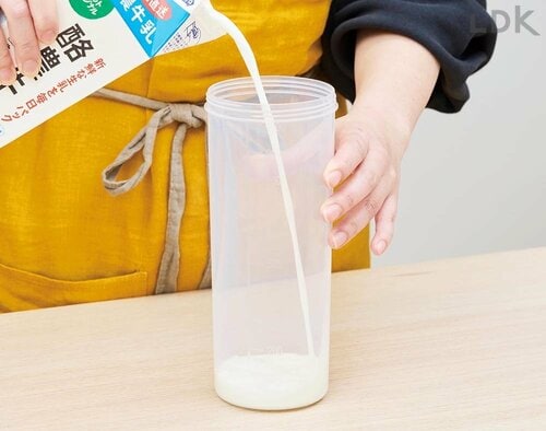 1:専用容器に牛乳を入れる ヨーグルトメーカーの新製品レビューおすすめ イメージ