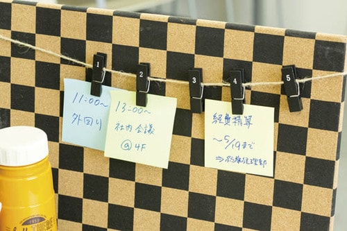［デスク脇アイデア①］コルクで進行管理スペースをつくる 100均のオフィス整理グッズおすすめ イメージ