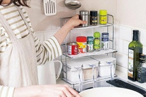 大量に調味料があるなら一望できるラックを投入 イメージ