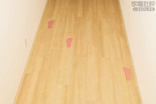 Before：廊下につけた３つの足跡汚れが…… 家電批評ベストバイオブザイヤーおすすめ イメージ