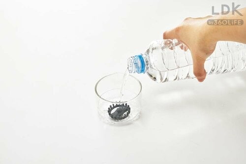 1:カップに水を入れる プレゼントにおすすめの家電おすすめ イメージ