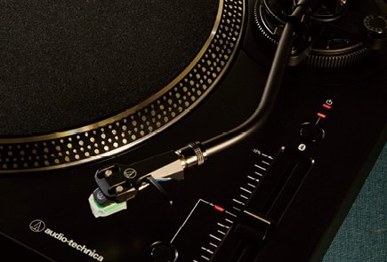 各メーカーともに、より手軽にレコードを楽しめるBluetooth対応モデルを発売 レコードプレーヤーおすすめ イメージ