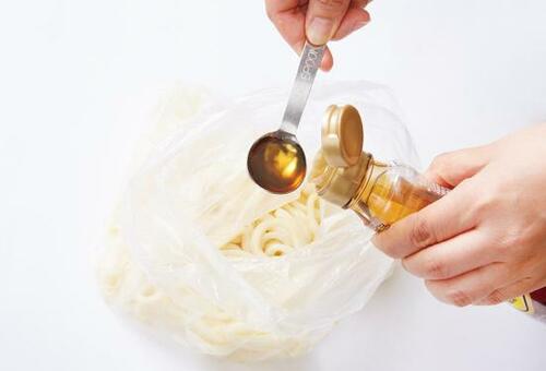 ポイント:ごま油をまぶせば麺がほぐれやすい