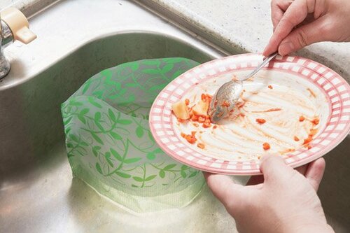 自立する「ごみっこポイ」なら中も見えずに楽々ゴミ捨て
