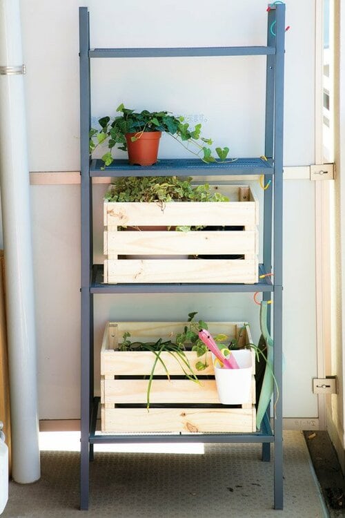 ②木箱もガーデン用品もラックにまとめて収納！ イメージ