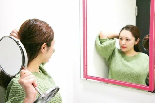 後ろ姿のチェックに便利な手鏡普段はインテリアとして飾って イメージ