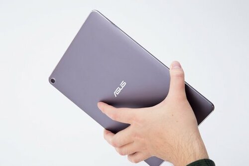 新iPadよりココがスゴイ!片手持ちOKな圧倒的「薄さ」