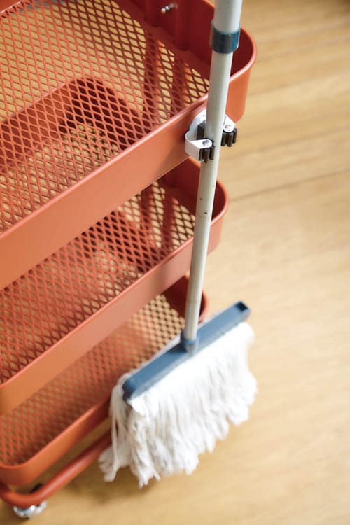 モップを吊るすために使ったら汚部屋脱出の近道に!? イメージ