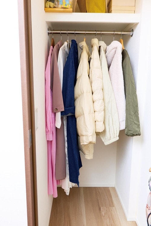 厚手の洋服は吊るせる衣類用圧縮袋に入れましょう 吊るせる衣類圧縮袋おすすめ イメージ