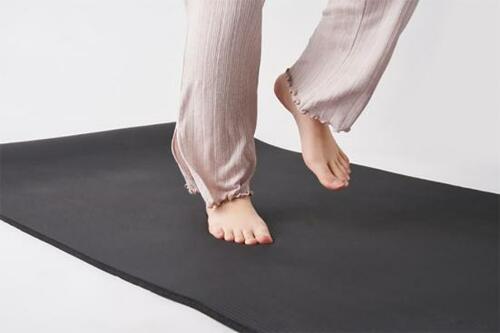 ー: 1:騒音問題はヨガマットがあればほぼ解決できます