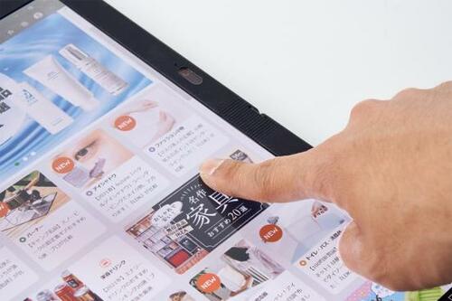 レノボ「ThinkPad X1 Fold」手でタッチ