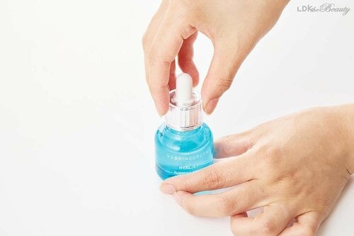 フタを開けて押すだけで手間なく塗れる 保湿美容液おすすめ イメージ