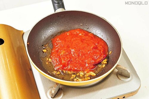 4:あさりを引き上げておきフライパンにトマト缶を入れる 料理研究家リュウジの愛用品おすすめ イメージ