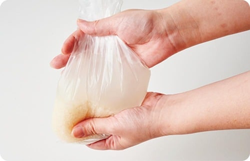 1:ポリ袋に米と水を同量入れる 非常食おすすめ イメージ