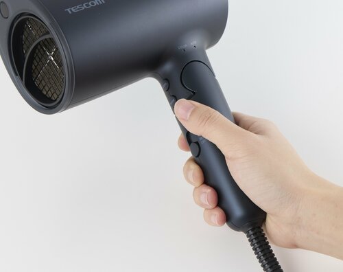 操作方法はシンプルだけど、重たく感じる 2万円以下で買えるドライヤーおすすめ イメージ