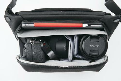カメラも持ち歩くなら Peak Design「EveryDay Sling 6L」