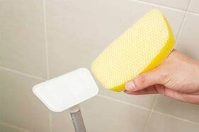 【水切り3秒】スポンジが外れると、風呂掃除の“後”が超ラクチンになるという事実
