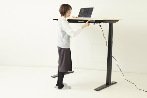 肩こり・腰痛持ちに神！FlexiSpotの電動昇降デスクがデスクワークの 