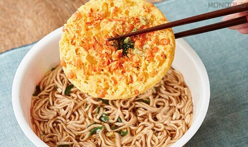 薬味のねぎとごま油が香る天ぷらがめちゃめちゃ合う！ 大盛りカップそばおすすめ イメージ