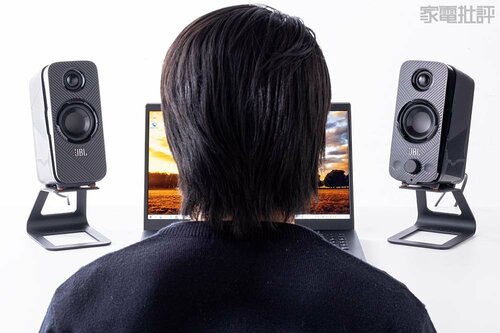 耳の高さに合わせるのもポイント PCスピーカーおすすめ イメージ