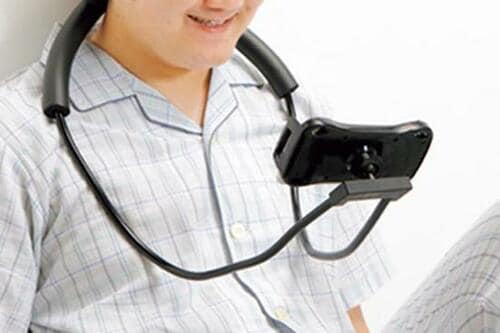 4位: グラついて使用感が残念… Uncle.LJ の首掛け式スタンド スマホスタンドおすすめ イメージ