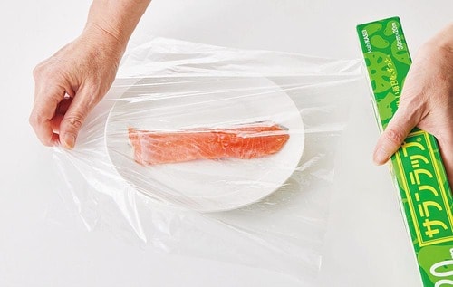 食材にラップをかけている様子の画像