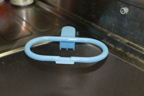 シンクに貼り付けるごみ袋ホルダー